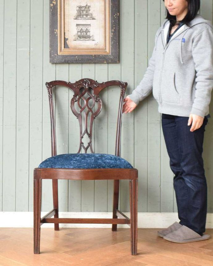 サロンチェア　アンティーク チェア　美しい背もたれが魅力なチッペンデールチェア、イギリス輸入のアンティーク椅子。250年以上愛され続けるチッペンデールチェア上質な雰囲気が漂うチッペンデールチェアは、座るためだけじゃなく、目でも楽しめる椅子です。(k-1462-c)