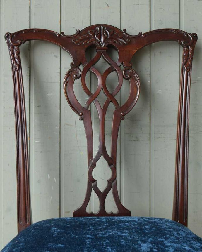 サロンチェア　アンティーク チェア　美しい背もたれが魅力なチッペンデールチェア、イギリス輸入のアンティーク椅子。ゴシックスタイルのエレガントなデザインチッペンデールがゴシック建築物や窓枠からインスプレーションを得た美しい装飾。(k-1462-c)