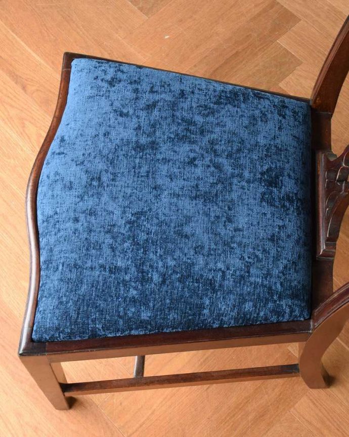 サロンチェア　アンティーク チェア　美しい背もたれが魅力なチッペンデールチェア、イギリス輸入のアンティーク椅子。座面はこんな感じです上から見た座面の形。(k-1462-c)
