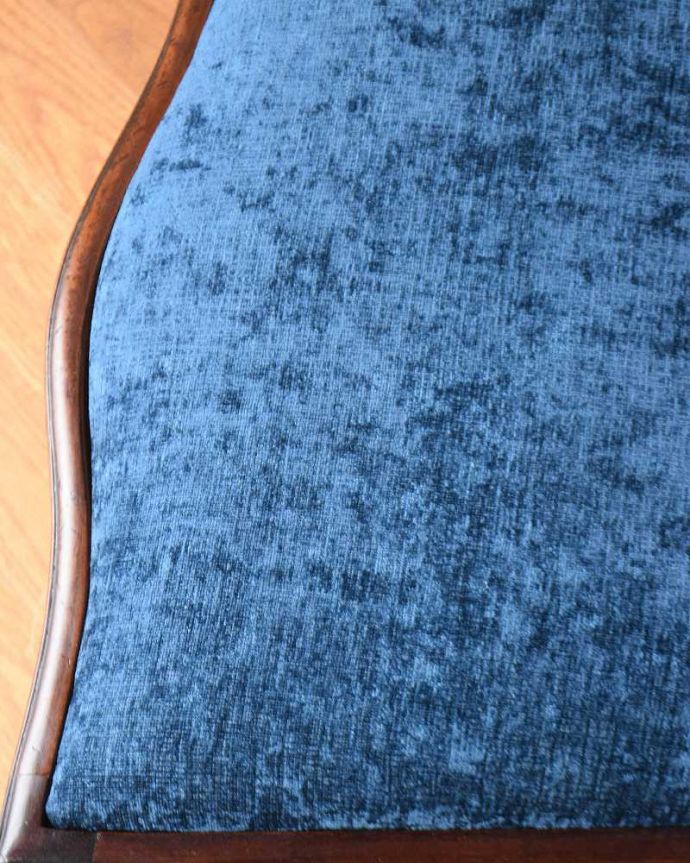 サロンチェア　アンティーク チェア　美しい背もたれが魅力なチッペンデールチェア、イギリス輸入のアンティーク椅子。生地のセレクトにもこだわりました優雅なアンティークチェアの雰囲気をそのままに、一番似合う貼り座をじっくり選びました。(k-1462-c)