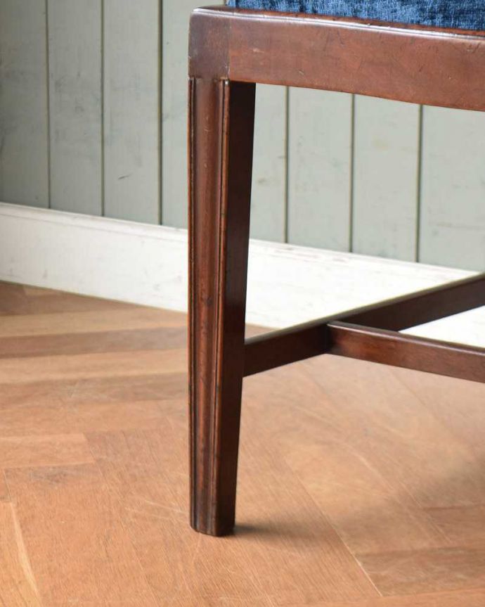 サロンチェア　アンティーク チェア　美しい背もたれが魅力なチッペンデールチェア、イギリス輸入のアンティーク椅子。床を滑らせて移動出来ますHandleではアンティークチェアの脚の裏にフェルトキーパーをお付けしています。(k-1462-c)