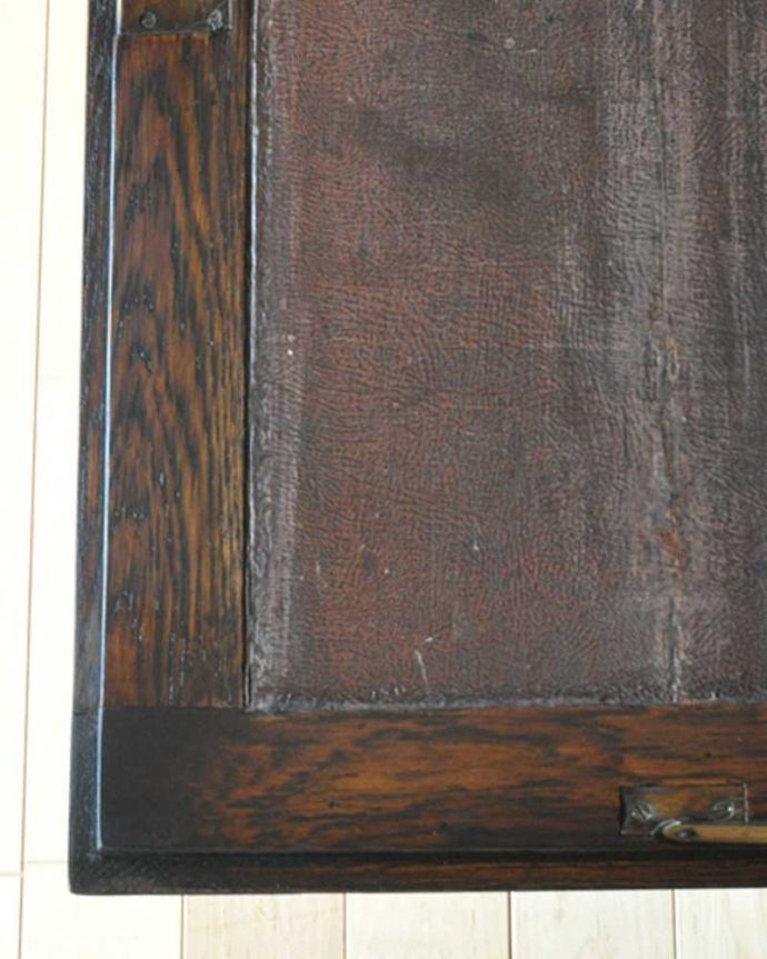 ビューロー　アンティーク家具　珍しいロンデルガラスが使われたビューローブックケース、英国輸入のアンティーク収納家具。デスクには革が貼ってあります。(k-1463-f)