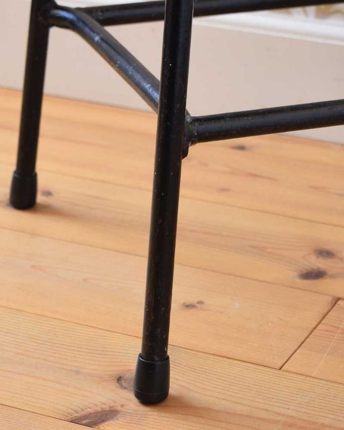 スツール・オットマン　アンティーク チェア　かっこいいブラックの脚がアクセント、イギリスで見つけたアンティークスツール。移動もラクラクの理由は…Handleではアンティークチェアの脚の裏にフェルトキーパーをお付けしています。(k-1466-c)