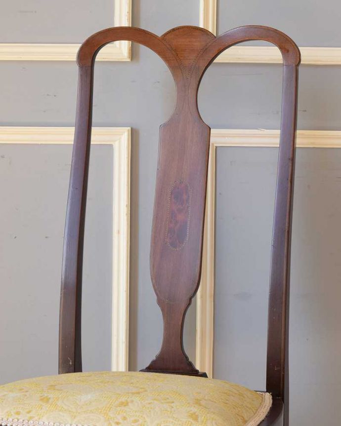 アンティーク チェア 脚に繊細な支えが付いた高級感のあるアンティーク クイーンアンチェア（マホガニー材）。ベースバックに描かれた花瓶クイーンアンチェアの一番の特長が曲線を描く背もたれ平板。(k-1468-c)