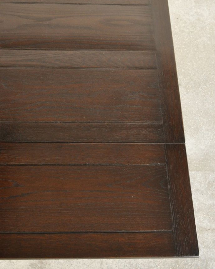 アンティークのテーブル　アンティーク家具　アンティークのおしゃれな英国輸入家具、脚がキレイなドローリーフテーブル。近づいて見てみると、天板はこんな感じです。(k-1468-f)