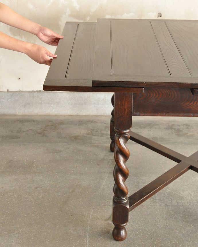 アンティークのテーブル　アンティーク家具　アンティークのおしゃれな英国輸入家具、脚がキレイなドローリーフテーブル。誰でもカンタン！引っ張るだけでOK。(k-1468-f)