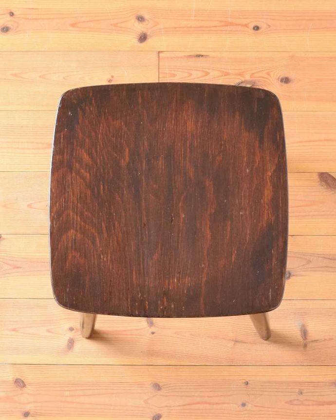 板座面　アンティーク チェア　イギリスから届いたアンティーク椅子、北欧スタイルにも似合うスツール。座面を上から見るとこんな感じ座面は布貼りなので、長時間座っても疲れません。(k-1470-c)