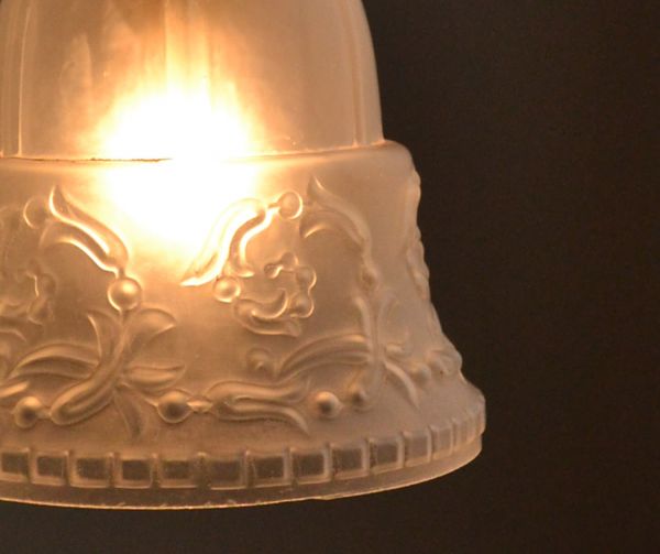 ペンダントライト　照明・ライティング　お花がデザインされた可愛らしいアンティークペンダントライト（コード・シャンデリア電球付き）。シェードから漏れる光に癒されます。(k-1470-z)