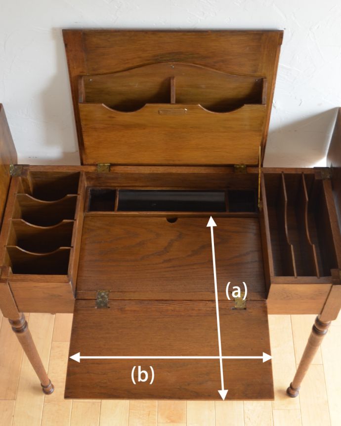 アンティークのデスク・書斎机　アンティーク家具　ただのデスクじゃありません！イギリスのアンティークパーソナルデスク（机）。収納をオープンのままにしても、デスクとして使うことが出来ます。(k-1471-f)