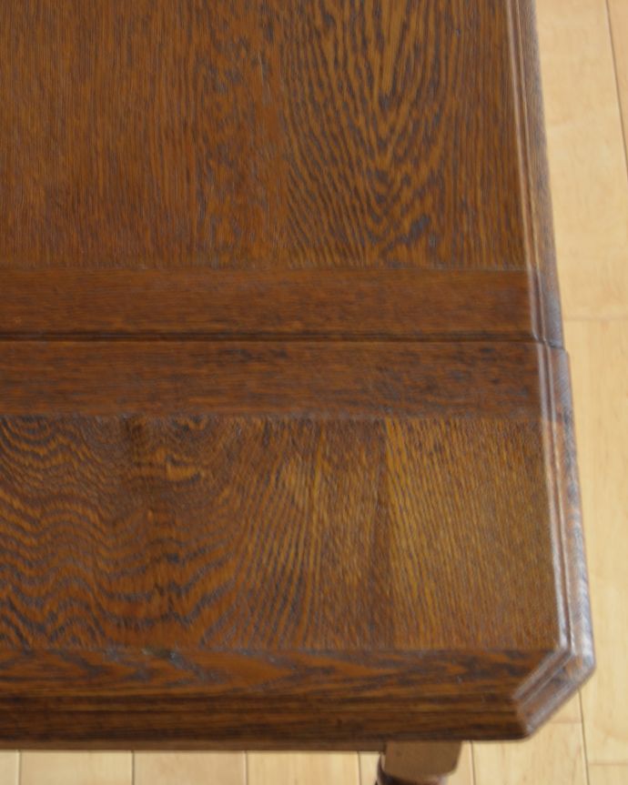 アンティークのデスク・書斎机　アンティーク家具　ただのデスクじゃありません！イギリスのアンティークパーソナルデスク（机）。オーク材の木目が感じられる、ぬくもりある天板です。(k-1471-f)