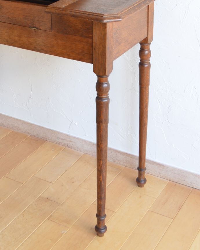 アンティークのデスク・書斎机　アンティーク家具　ただのデスクじゃありません！イギリスのアンティークパーソナルデスク（机）。彫がかっこいいまっすぐ伸びた脚です。(k-1471-f)
