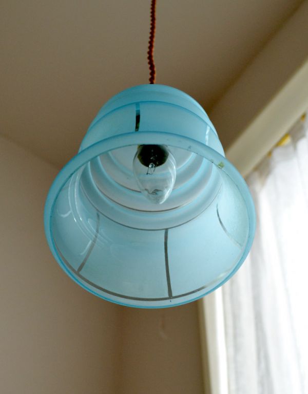 ペンダントライト　照明・ライティング　ブルー色のガラスシェードを使ったアンティークペンダントライト（天井付け照明）。点灯しなくても、ガラスシェードがお部屋を引き立たせます。(k-1471-z)