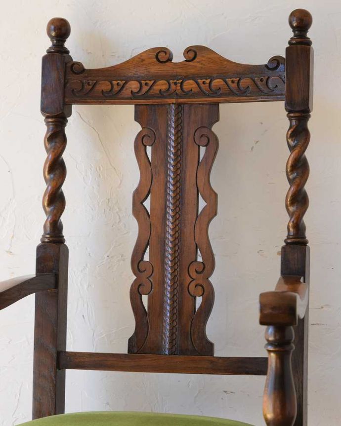 ダイニングチェア　アンティーク チェア　気品があって美しい英国のアンティークチェア、ツイストがキレイなアームチェア。まるで王様の椅子のようなデザイン堂々とした姿はまるで王様の風格を感じさせてくれるような雰囲気なんです。(k-1472-c)
