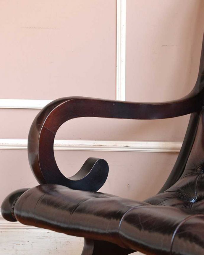 布座面　アンティーク チェア　革張りアンティークチェスターフィールド、カッコいいアームチェア（1人掛けソファ） 。アーム部分もカッコいいデザイン肘を掛けておけるアームチェアは座ったときにやっぱりラク。(k-1473-c)