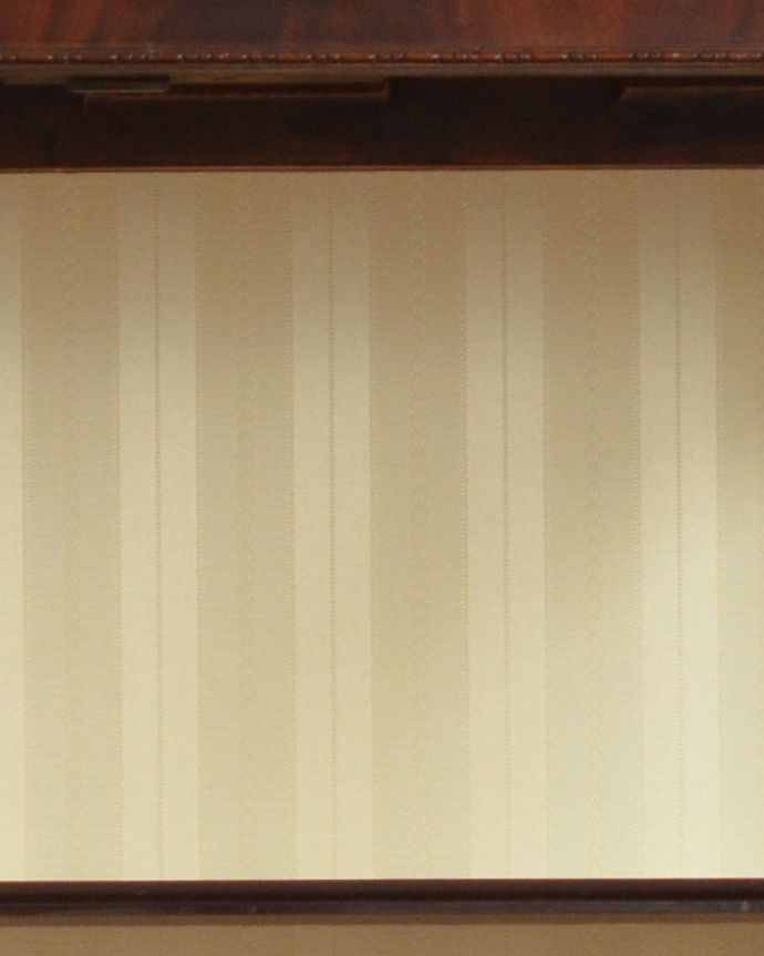 アンティークのキャビネット　アンティーク家具　英国アンティーク家具のショーケース、マホガニー材のガラスキャビネット（飾り棚）。上品な英国スタイルにも合うストライプ模様の生地に新しく張り替えました。(k-1473-f)