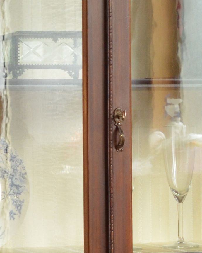 アンティークのキャビネット　アンティーク家具　英国アンティーク家具のショーケース、マホガニー材のガラスキャビネット（飾り棚）。鍵を引っ掛けて取っ手のようにして開閉してください。(k-1473-f)