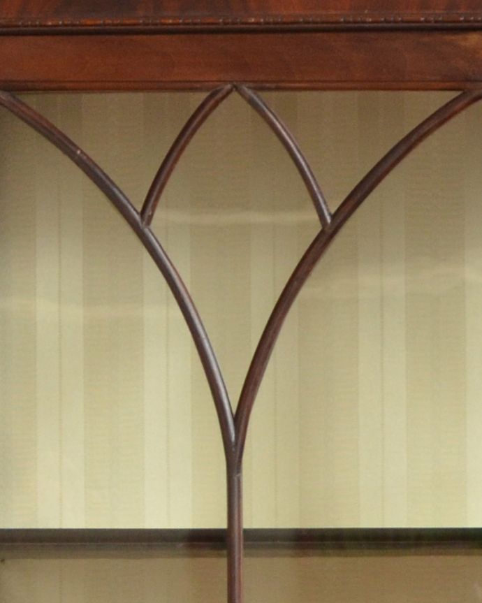 アンティークのキャビネット　アンティーク家具　英国アンティーク家具のショーケース、マホガニー材のガラスキャビネット（飾り棚）。木の装飾が上品なアクセントになっています。(k-1473-f)