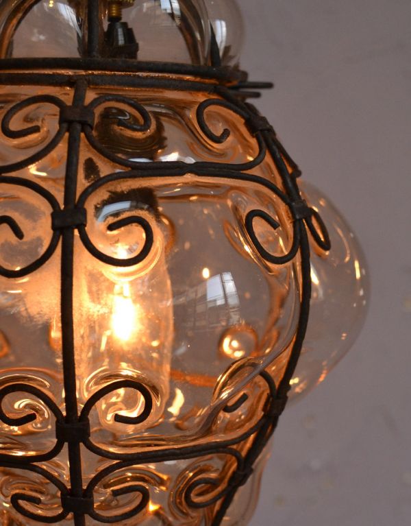 壁付けブラケット　照明・ライティング　透き通る淡いピンクのガラスのアンティーク照明、ウォールランプ（壁付け照明）（Ｅ17シャンデリア球付）。シェードから漏れる光に癒されます。(k-1474-z)
