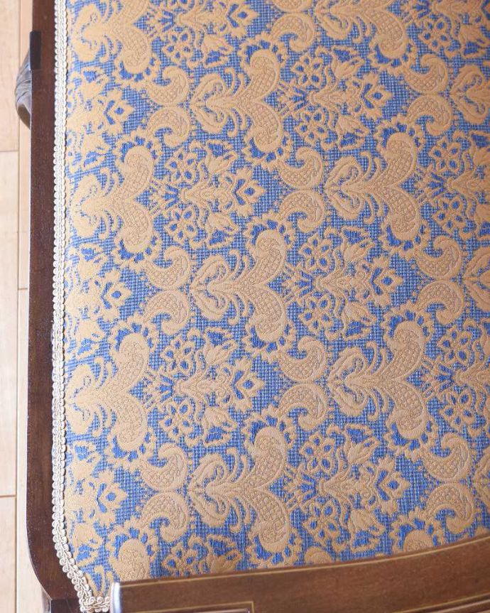セティ・ソファ・ベンチ　アンティーク チェア　象嵌も装飾も施された究極に美しいアンティークの椅子、英国うまれのセティ。生地のセレクトもこだわりました優雅なセティの雰囲気そのままに、一番似合う貼り座をじっくり選びました。(k-1475-c)