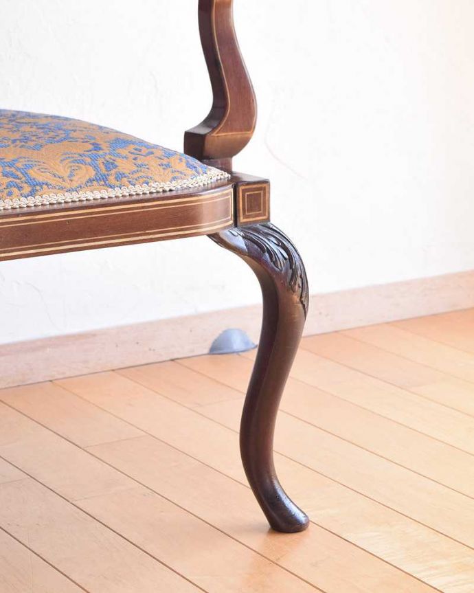 セティ・ソファ・ベンチ　アンティーク チェア　象嵌も装飾も施された究極に美しいアンティークの椅子、英国うまれのセティ。持ち上げなくても移動できます！Handleのアンティークは、脚の裏にフェルトキーパーをお付けしていますので、持ち上げなくても床を滑らせて移動させることが出来ます。(k-1475-c)
