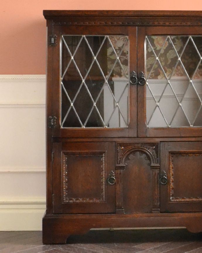 アンティークのキャビネット　アンティーク家具　イギリスから届いたアンティーク家具、ケイム材のガラス戸が美しいブックケース（本棚）。アンティークのガラスがキレイにはめ込んであります。(k-1475-f)