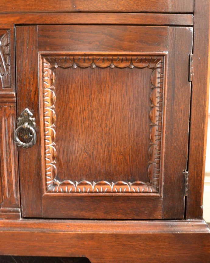 アンティークのキャビネット　アンティーク家具　イギリスから届いたアンティーク家具、ケイム材のガラス戸が美しいブックケース（本棚）。扉にも美しい彫があります。(k-1475-f)