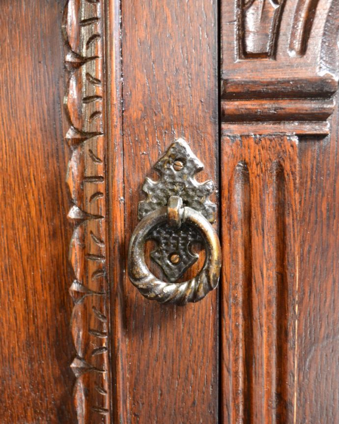アンティークのキャビネット　アンティーク家具　イギリスから届いたアンティーク家具、ケイム材のガラス戸が美しいブックケース（本棚）。凝った繊細な装飾が、アンティークらしいリングの取っ手です。(k-1475-f)