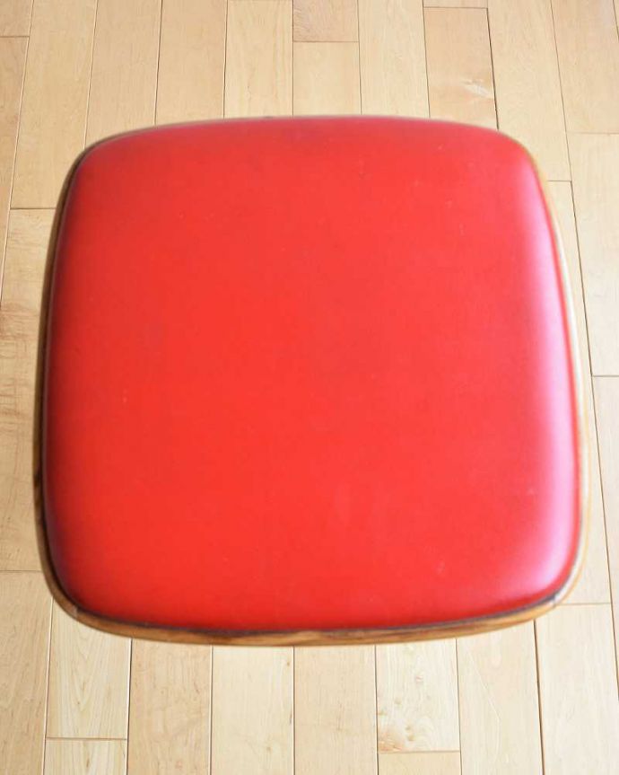 ダイニングチェア　アンティーク チェア　赤い座面が可愛いイギリス輸入のアンティークスツール。アクセントカラーになる座面お部屋のアクセントになる真っ赤な座面もキレイです。(k-1476-c)