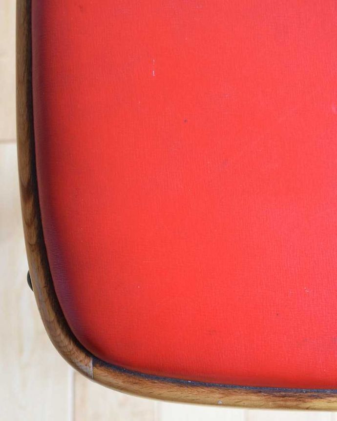 ダイニングチェア　アンティーク チェア　赤い座面が可愛いイギリス輸入のアンティークスツール。近くで見るとこんな感じ少しクッション性があるから長時間座っていてもお尻が痛くなりません。(k-1476-c)