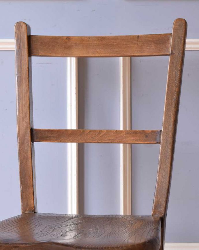 キッチンチェア　アンティーク チェア　学校で使われていたアンティークの椅子、可愛い木製のスクールチェア。シンプルな2本ラインの背もたれ学校用の椅子なので、余計な装飾が全くないシンプルさが一番のポイント。(k-1477-c)