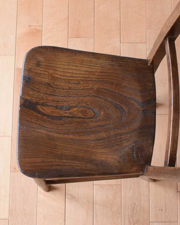 キッチンチェア　アンティーク チェア　学校で使われていたアンティークの椅子、可愛い木製のスクールチェア。座面に隠されたヒミツ「座繰り」と言って、お尻と太もも部分に彫が入っているんです。(k-1477-c)