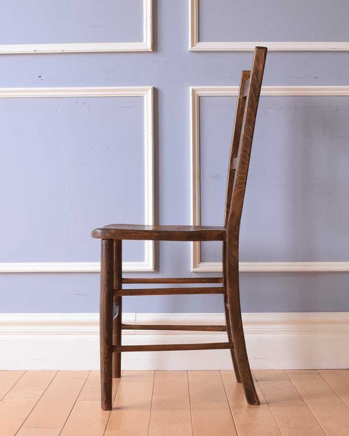 キッチンチェア　アンティーク チェア　学校で使われていたアンティークの椅子、可愛い木製のスクールチェア。横顔もほっこりデザイン横から見ても、なんだかほっこりぬくもりあるデザインです。(k-1477-c)