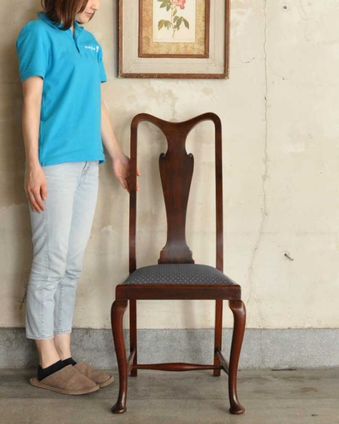 ダイニングチェア　アンティーク チェア　イギリス輸入のアンティークチェア、布張りのクイーンアンチェア。アン女王時代に作られた英国の代表的な椅子クイーンアンチェアはそれまでの板座とは違って掛け心地がいいようにクッション性のある座面で作られた椅子です。(k-1478-c)