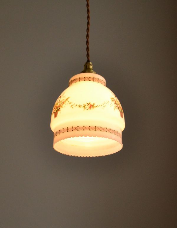 ペンダントライト　照明・ライティング　ローズの花かごが描かれた、ミルクガラスの可愛いアンティークペンダントライト。ふわんと膨らんだ優しいシルエットのランプは、１つでも存在感たっぷりです。(k-1478-z)