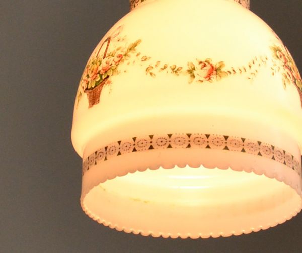 ペンダントライト　照明・ライティング　ローズの花かごが描かれた、ミルクガラスの可愛いアンティークペンダントライト。シェードから漏れる光に癒されます。(k-1478-z)