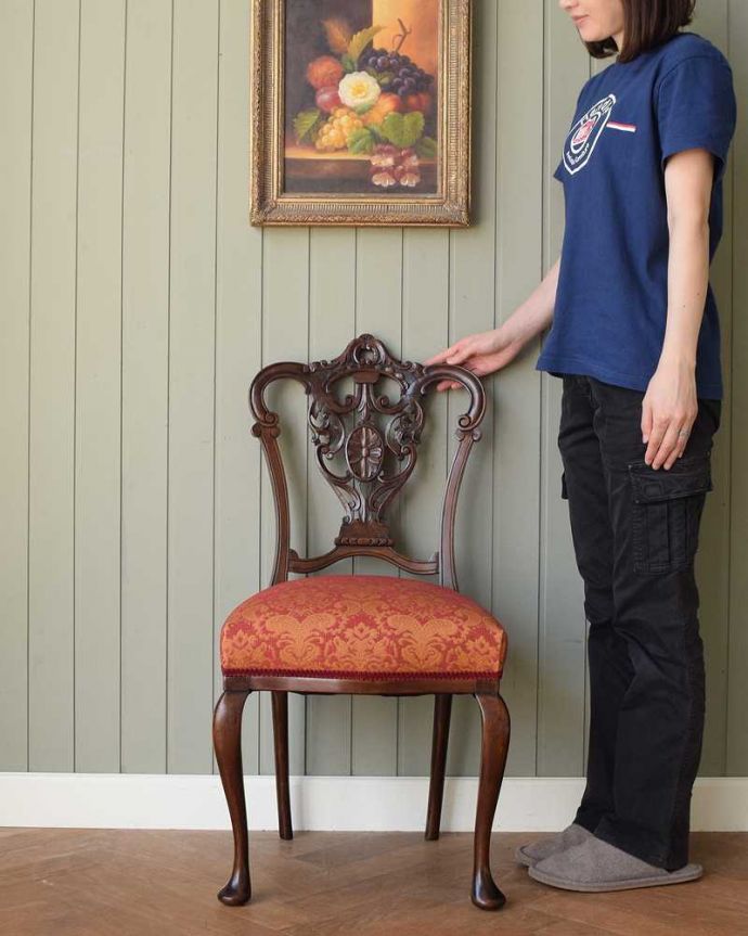 サロンチェア　アンティーク チェア　布張りの英国アンティークチェア、豪華な彫りの美しいサイドチェア。座るためだけじゃなく見て楽しむ椅子上質な雰囲気が漂うアンティークのサロンチェアは、座るためだけの椅子ではありません。(k-1481-c)