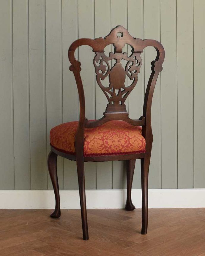 サロンチェア　アンティーク チェア　布張りの英国アンティークチェア、豪華な彫りの美しいサイドチェア。後ろ姿にも自信アリ並べた時に後ろから見ることも多い椅子。(k-1481-c)