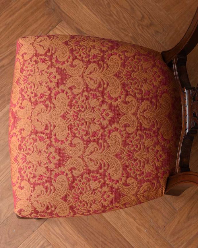 サロンチェア　アンティーク チェア　布張りの英国アンティークチェア、豪華な彫りの美しいサイドチェア。座面を上から見るとこんな感じ座面は布貼りなので、長時間座っても疲れません。(k-1481-c)