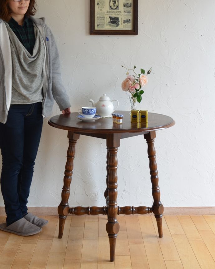 アンティークのテーブル　アンティーク家具　英国らしいアンティーク家具、脚装飾が美しい木製スモールテーブル（パブテーブル）。どんな場所でも便利に使える小さなテーブルそもそも「オケージョナル」とは「便利に使える」と言う意味。(k-1481-f-1)
