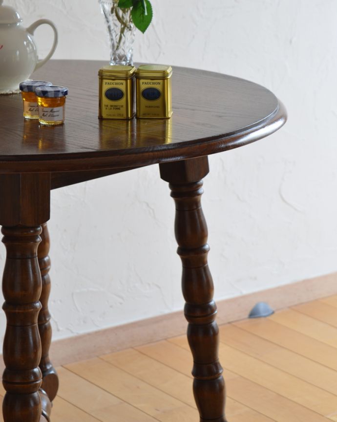 アンティークのテーブル　アンティーク家具　英国らしいアンティーク家具、脚装飾が美しい木製スモールテーブル（パブテーブル）。上品で優雅なアンティーク凛とした雰囲気が漂うアンティークらしい立ち姿のテーブル。(k-1481-f-1)