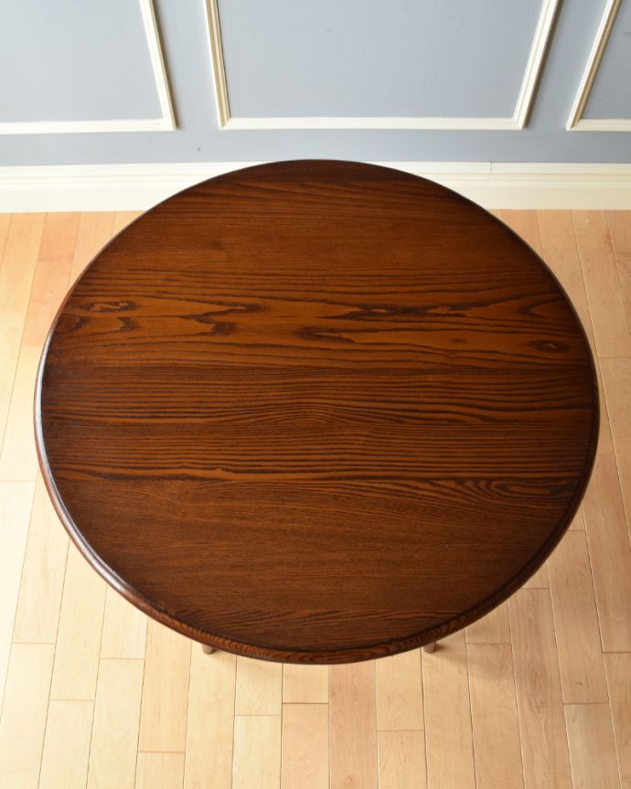 アンティークのテーブル　アンティーク家具　英国らしいアンティーク家具、脚装飾が美しい木製スモールテーブル（パブテーブル）。天板の形を見てみると･･･テーブルの形を上から見ると、こんな感じです。(k-1481-f-1)