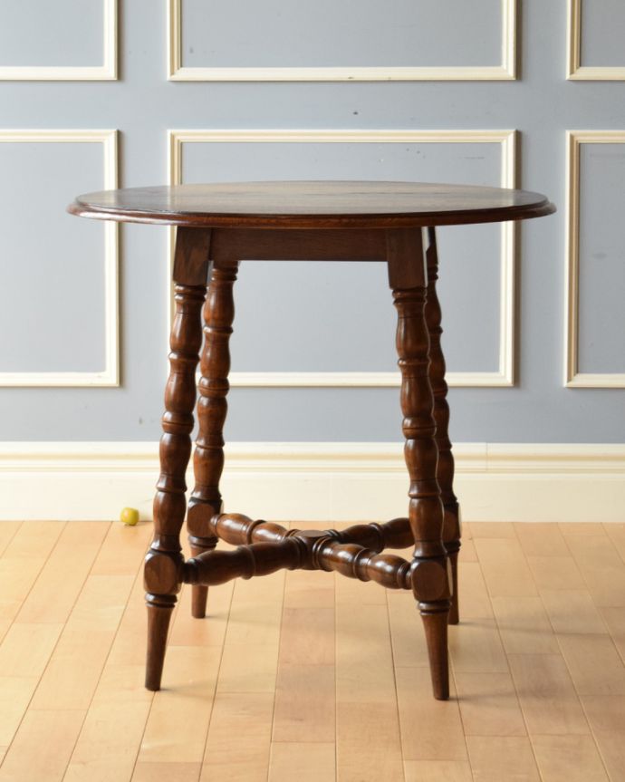 アンティークのテーブル　アンティーク家具　英国らしいアンティーク家具、脚装飾が美しい木製スモールテーブル（パブテーブル）。クルッと回転。(k-1481-f-1)