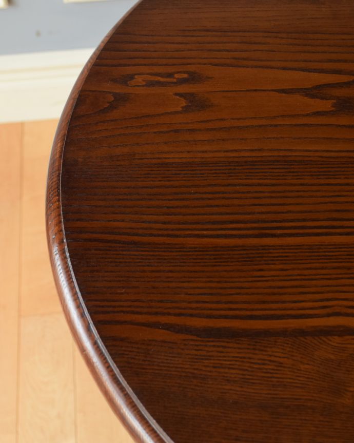 アンティークのテーブル　アンティーク家具　英国らしいアンティーク家具、脚装飾が美しい木製スモールテーブル（パブテーブル）。流れる様な木目も美しいです。(k-1481-f)