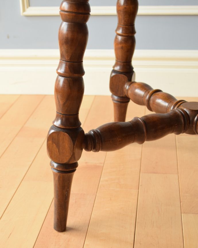 アンティークのテーブル　アンティーク家具　英国らしいアンティーク家具、脚装飾が美しい木製スモールテーブル（パブテーブル）。安定感のある脚がしっかりと支えてくれます。(k-1481-f)