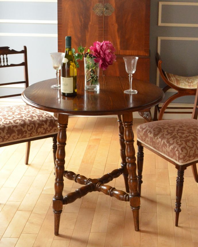 アンティークのテーブル　アンティーク家具　英国らしいアンティーク家具、脚装飾が美しい木製スモールテーブル（パブテーブル）。脚のデザインが美しいので、お酒の時間のお供に。(k-1481-f)