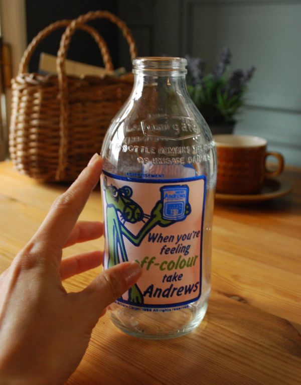 アンティーク ガラスボトル　アンティーク雑貨　イラスト入りで可愛いイギリスの牛乳ビン、アンティークガラスボトル（ピンクパンサー）。日本の牛乳瓶より大きいサイズ感！海外らしさを感じます。(k-1482-z)