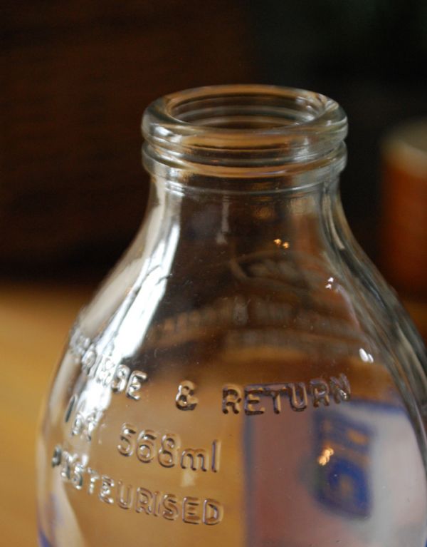 アンティーク ガラスボトル　アンティーク雑貨　イラスト入りで可愛いイギリスの牛乳ビン、アンティークガラスボトル（ピンクパンサー）。グリーンやお花を挿してお楽しみください。(k-1482-z)