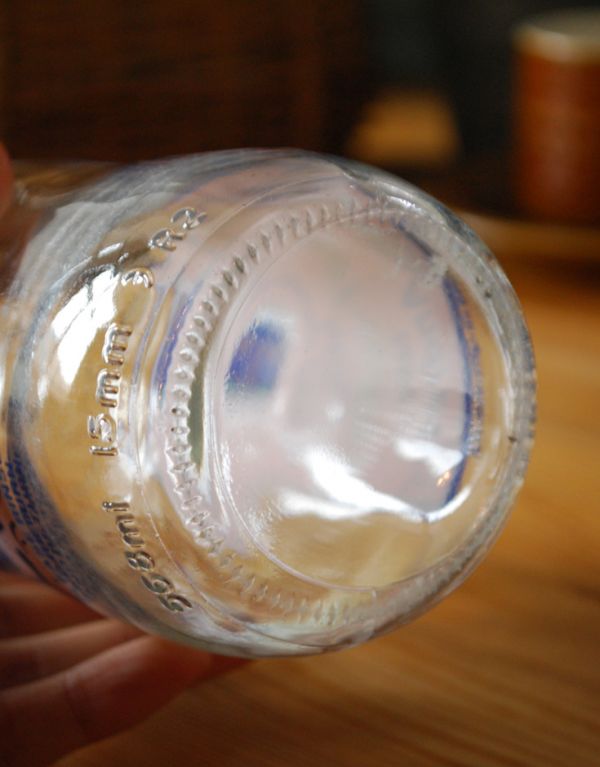 アンティーク ガラスボトル　アンティーク雑貨　イラスト入りで可愛いイギリスの牛乳ビン、アンティークガラスボトル（ピンクパンサー）。アンティークのため、多少の欠け・傷がある場合がありますが、使用上問題はありませんので、ご了承下さい。(k-1482-z)