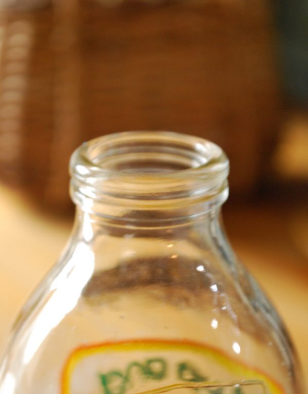 アンティーク ガラスボトル　アンティーク雑貨　イラスト入りで可愛いイギリスの牛乳ビン、アンティークガラスボトル（Fruit Nut ）。グリーンやお花を挿してお楽しみください。(k-1483-z)