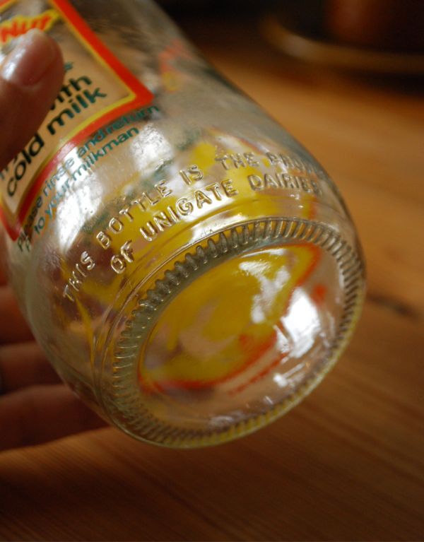 アンティーク ガラスボトル　アンティーク雑貨　イラスト入りで可愛いイギリスの牛乳ビン、アンティークガラスボトル（Fruit Nut ）。アンティークのため、多少の欠け・傷がある場合がありますが、使用上問題はありませんので、ご了承下さい。(k-1483-z)
